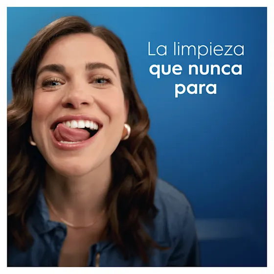 Una mujer sonríe y saca la lengua para mostrar la limpieza de sus dientes con Oral-B, con el texto "La limpieza que nunca para".