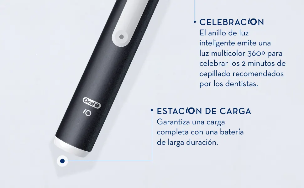 Parte inferior del cepillo de dientes Oral-B iO3 que incluye una estación de carga.