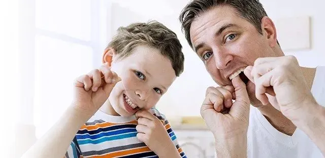 Limpieza de dientes en niños article banner