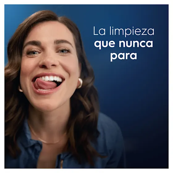 Una mujer sonríe y se lame los dientes, mostrando una limpieza profunda con Oral-B que "nunca para".