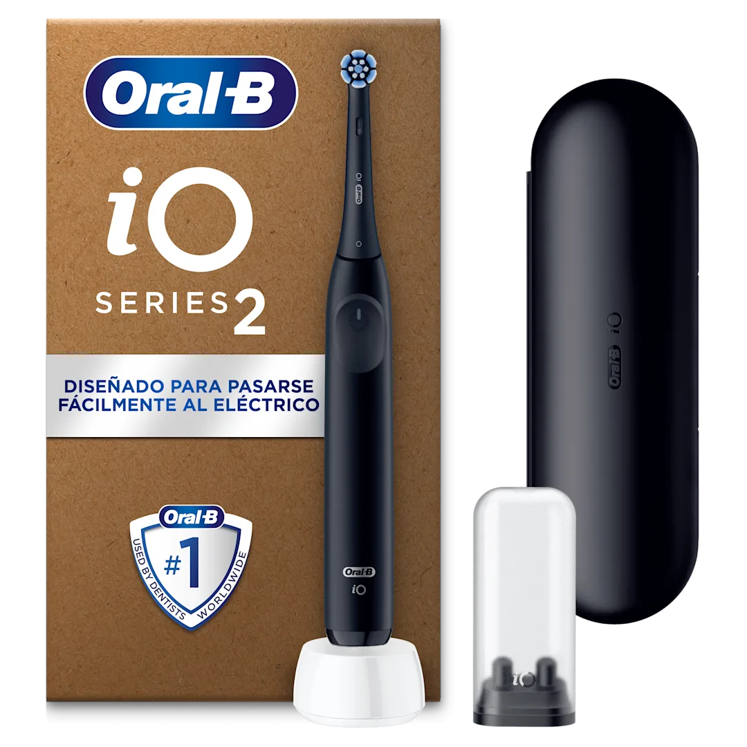 Oral-B iO2, resaltando Diseñado para un Cambio Fácil al Eléctrico y el cepillo con su estuche de viaje y soporte higiénico de cabezales.