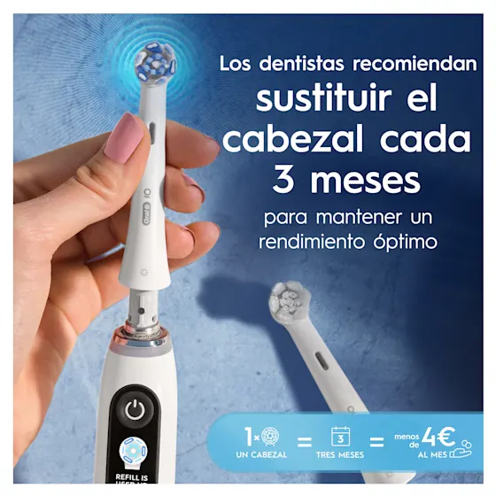 Se muestra el cepillo Oral-B iO con un cabezal nuevo, enfatizando la recomendación de los dentistas de cambiar el cabezal cada 3 meses.
