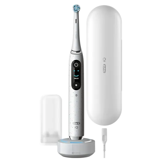 Oral-B iO 10 Ultimate color blanco, destacando Lo mejor de Oral-B destacado. Se ve la base carga, estuche de carga y soporte para cabezales.