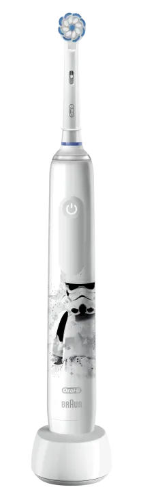 El cepillo eléctrico Oral-B Junior de Star Wars para niños mayores de 6 años ha sido diseñado con dentistas para conseguir una limpieza superior. Tiene un control de presión de 360º en las encías que parpadea con una luz roja y reduce la velocidad de cepillado cuando detecta que es demasiado fuerte para proteger las delicadas encías de los niños. Su cabezal redondo cuenta con filamentos extrasuaves. Para hacer que el cepillado sea aún más divertido, se puede utilizar con la app gratuita Disney Magic Timer de Oral-B. De hecho, el 90 % de los niños se cepilla durante más tiempo con la app. Es el cepillo adecuado para ayudar a los niños a cepillarse de forma independiente y desarrollar hábitos de cepillado saludables que duren toda la vida.
