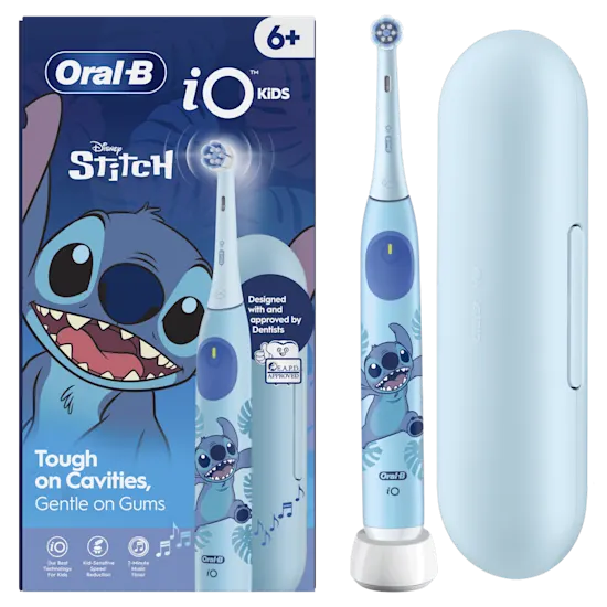 Vista frontal de la caja del cepillo de dientes eléctrico Oral-B iO Kids con diseño de Disney Stitch, para niños demás de 6 años, con el logo de la Academia Europea de Odontología Pediátrica. Incluye un estuche de viaje.