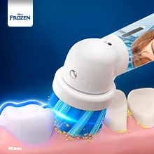 Primer plano del cabezal que limpia los dientes en mayor profundidad que un cepillo manual normal.