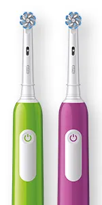 Cepillo de dientes Oral-B Pro Kids 3+ junto a tableta con la aplicación Disney Magic Timer.