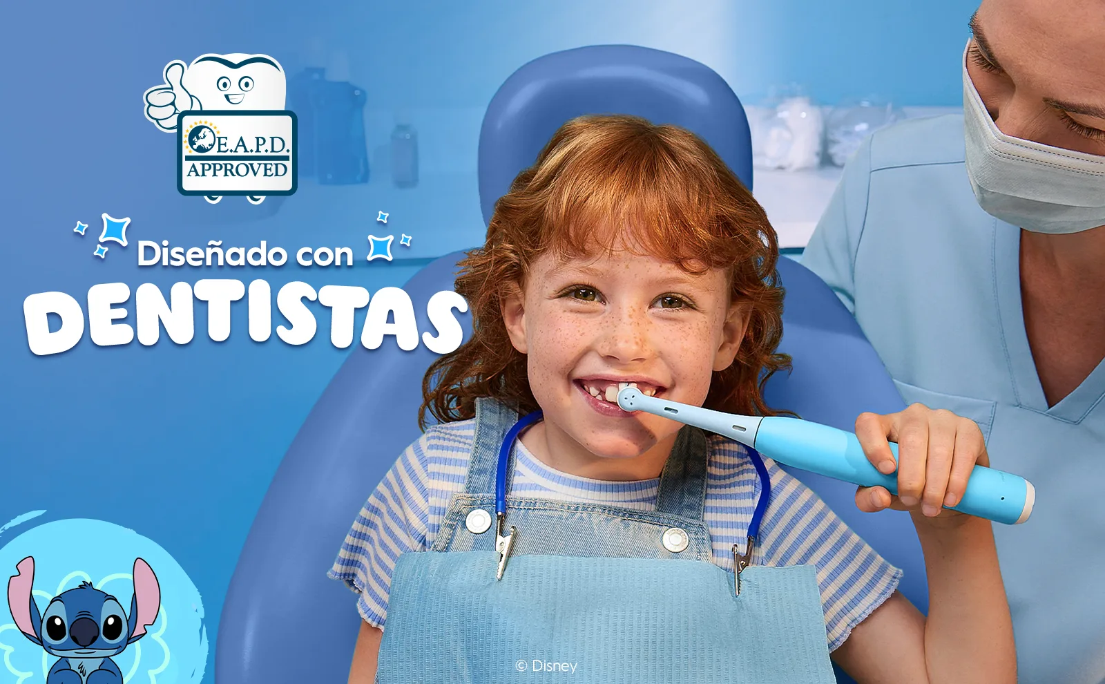 Dentista y niño en una silla de dentista cepillándose con iO Kids 6+, diseñado con dentistas.
