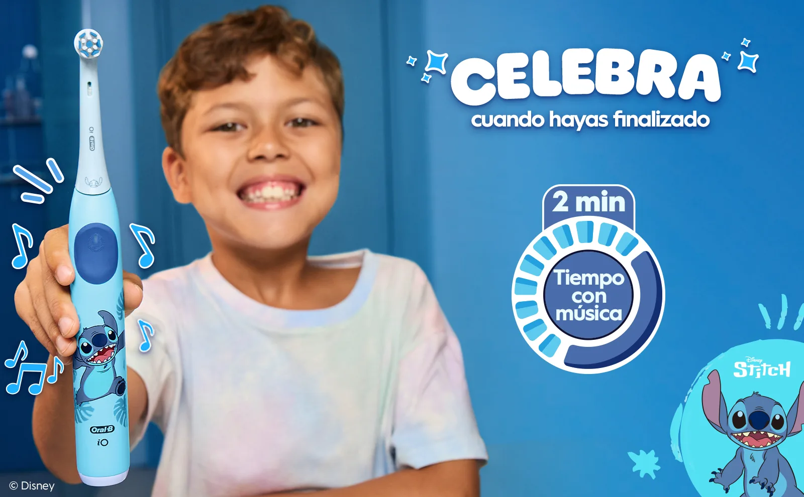 Niño sonriendo con iO Kids 6+. Las notas musicales hacen referencia al temporizador con música.