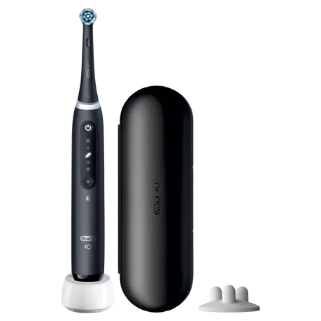 Cepillo de dientes Oral-B iO, su estuche de viaje negro y la base de carga.