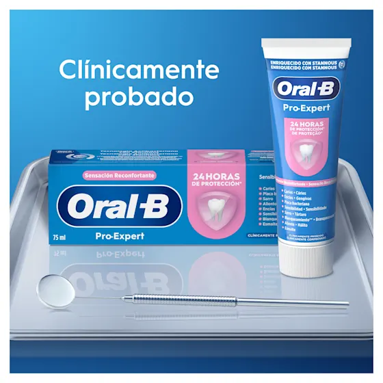 Pasta de dientes Oral-B Pro-Expert con protección de 24 horas, clínicamente probada, junto a un espejo dental.