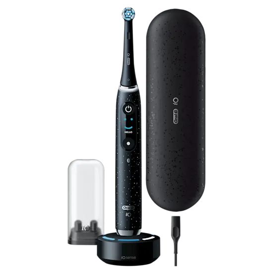 Vista frontal de un cepillo de dientes eléctrico Oral-B iO10 Ultimate de color negro con un cabezal redondo que brilla con luz azul. El cepillo se encuentra sobre un cargador de color negro con un reloj que marca 02:00 y la palabra iO sense.