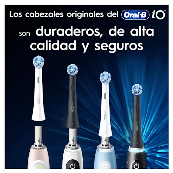 Cabezales originales Oral-B iO mostrados con cepillos de dientes, resaltando su durabilidad, alta calidad y seguridad.