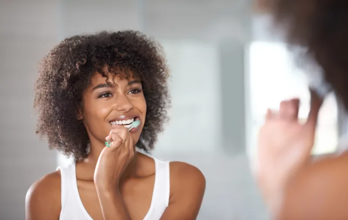 Niña cepillándose los dientes para prevenir el mal aliento