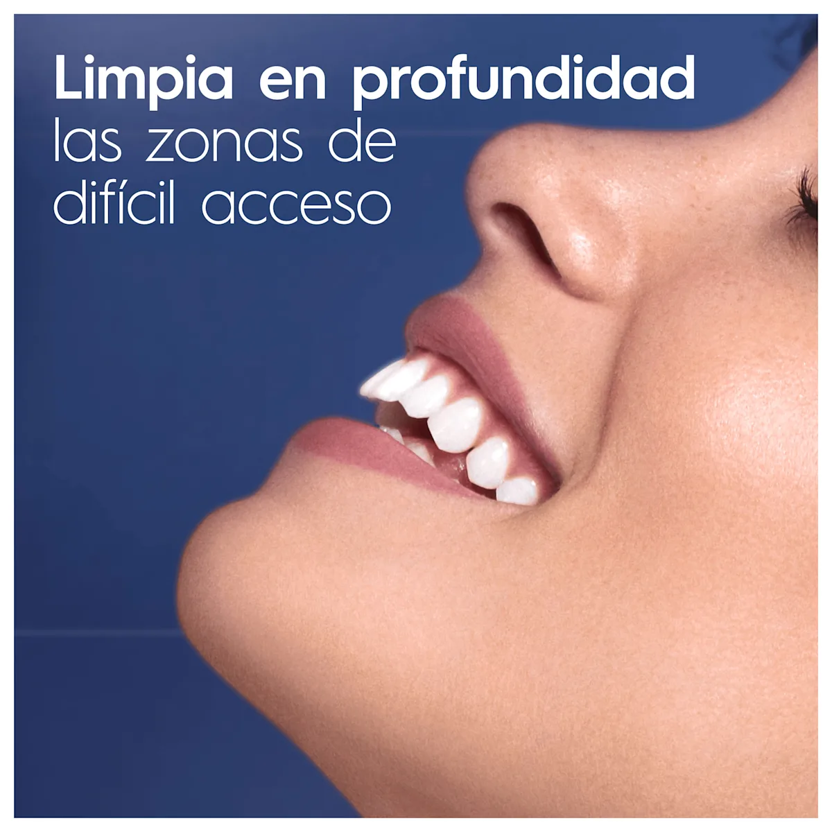 Limpieza profunda de dientes con Oral-B, alcanzando zonas de difícil acceso para una sonrisa más sana y brillante.;
