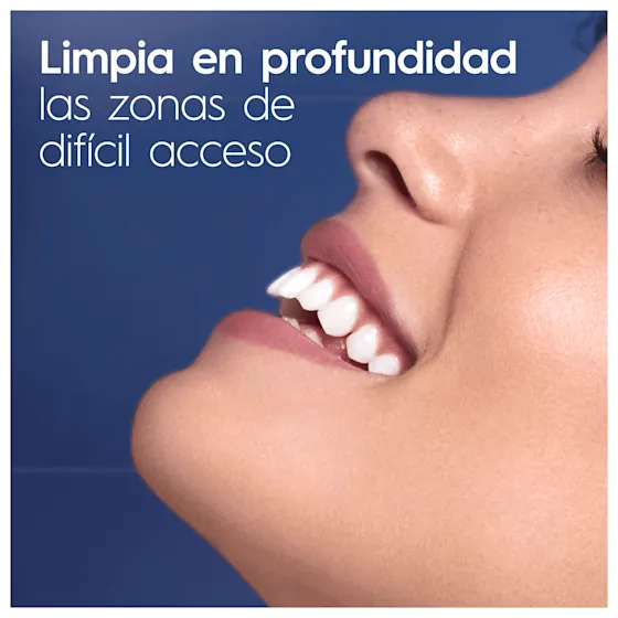 Limpieza profunda de dientes con Oral-B, alcanzando zonas de difícil acceso para una sonrisa más sana y brillante.;