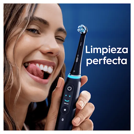 Mujer sonriendo y mostrando su lengua limpia después de usar el cepillo de dientes Oral-B iO, resaltando una "limpieza perfecta".