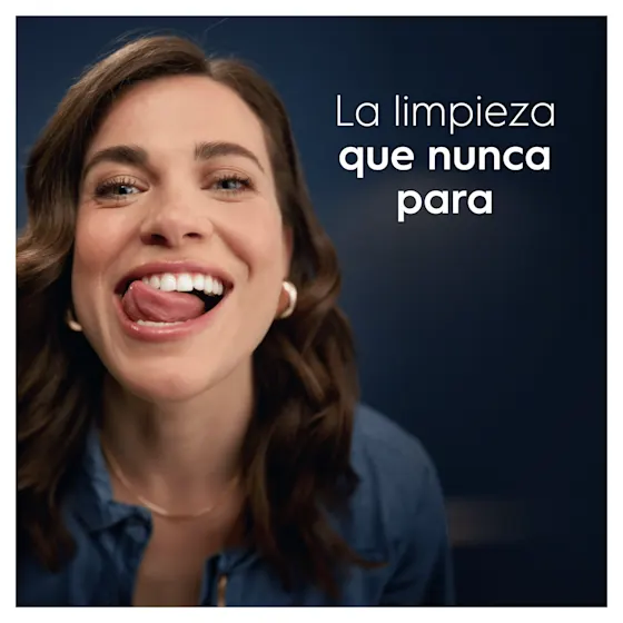 Una mujer sonríe y se lame los dientes, mostrando "La limpieza que nunca para" con Oral-B.