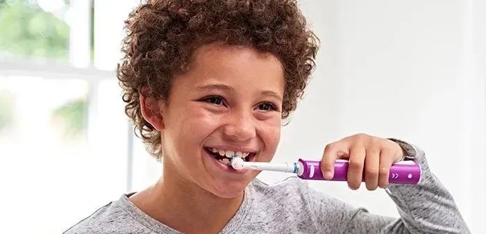 niĹ„o cepillarse los dientes
