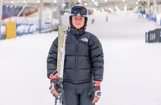 Instruktør som holder alpintski