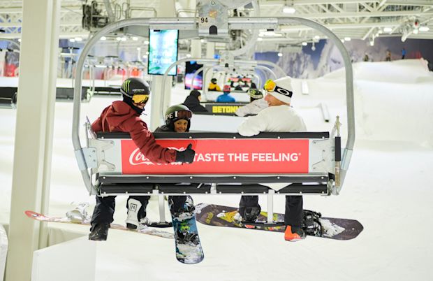 Tre snowboardvenner tar heisen