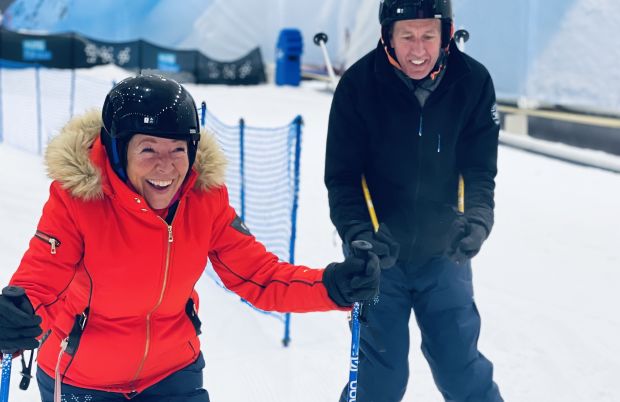 Mann og dame glade på ski
