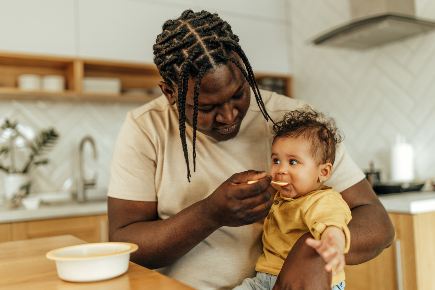 Father serves thin purees to baby using responsive feeding practices.