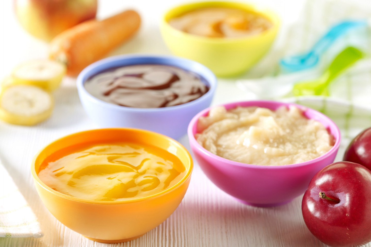Baby food purees in jars to feed to infant for the first time 