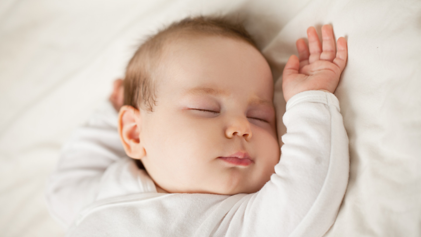4 month old infant sleeping with hands up