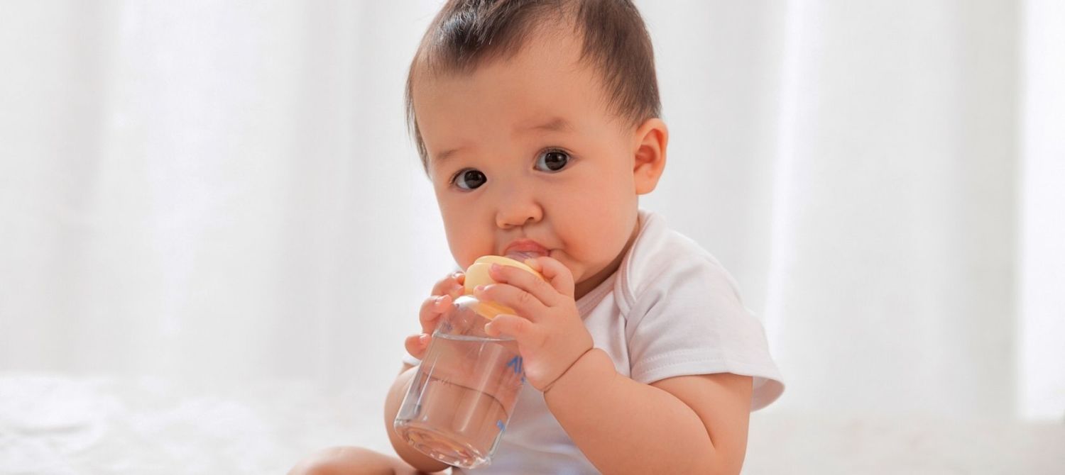 When can babies drink water and how to offer it