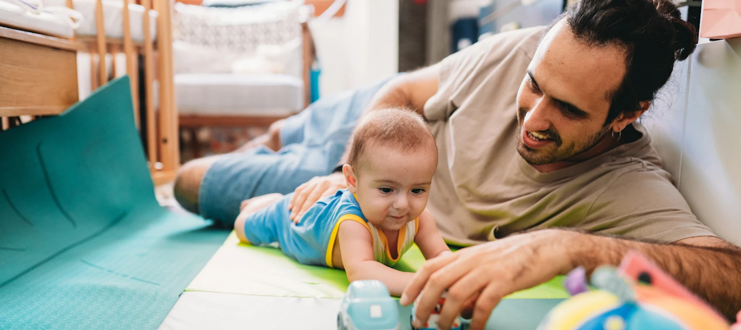 Baby doing tummy time with dad | Huckleberry