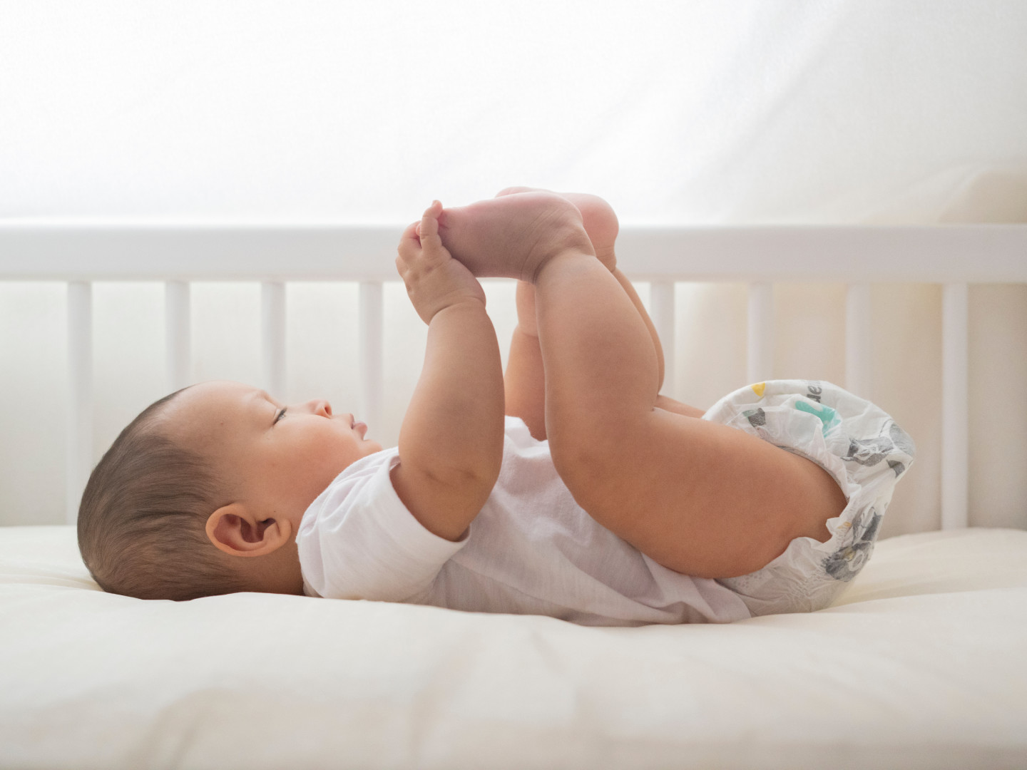 6 month old baby nap and sleep schedule: Baby lying awake in crib