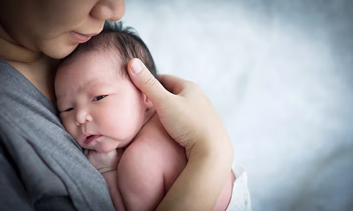 正しく安全な赤ちゃんの抱き方