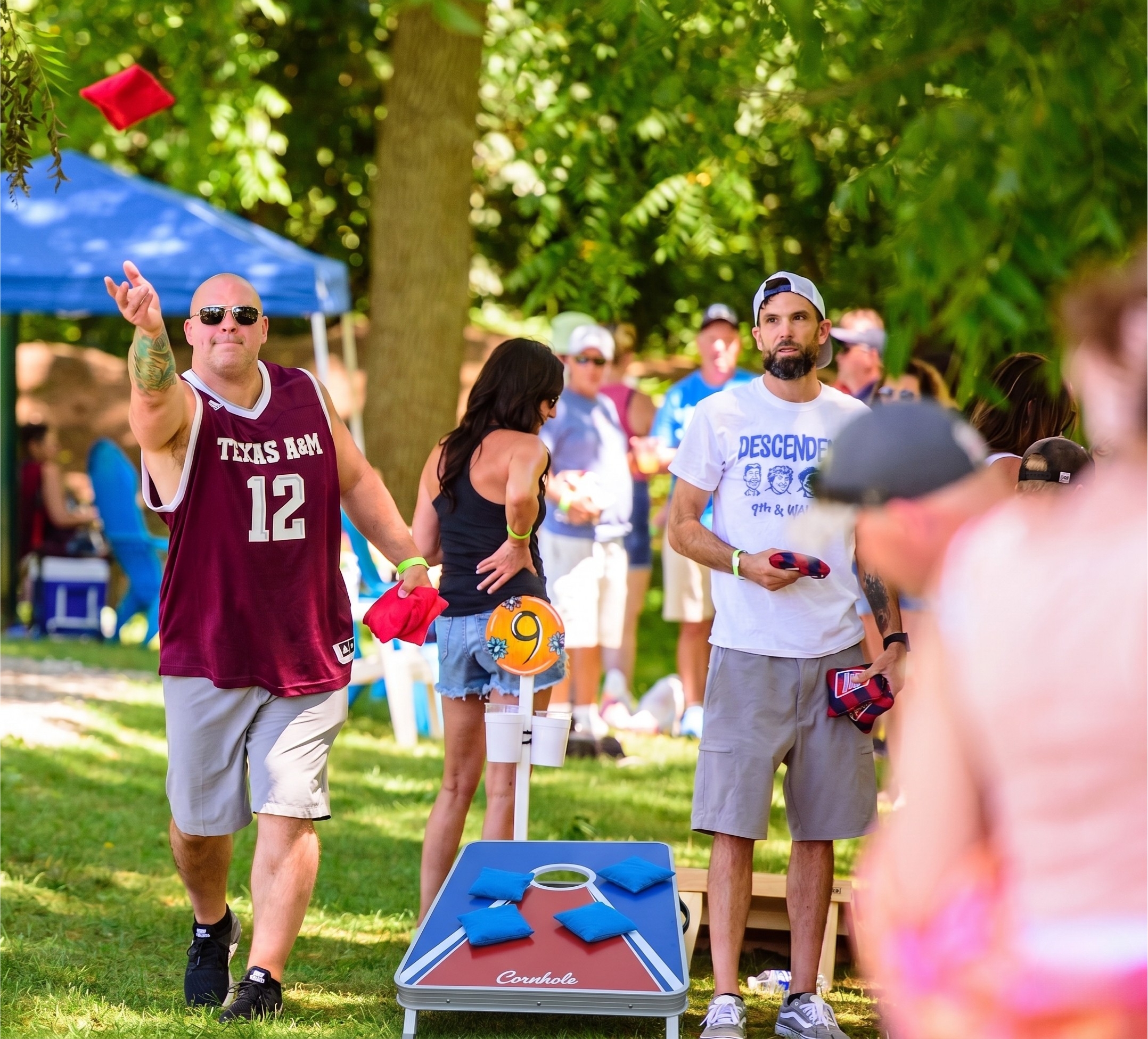 Cornhole játék családi nap programként – babzsákdobás kültéri rendezvényen
