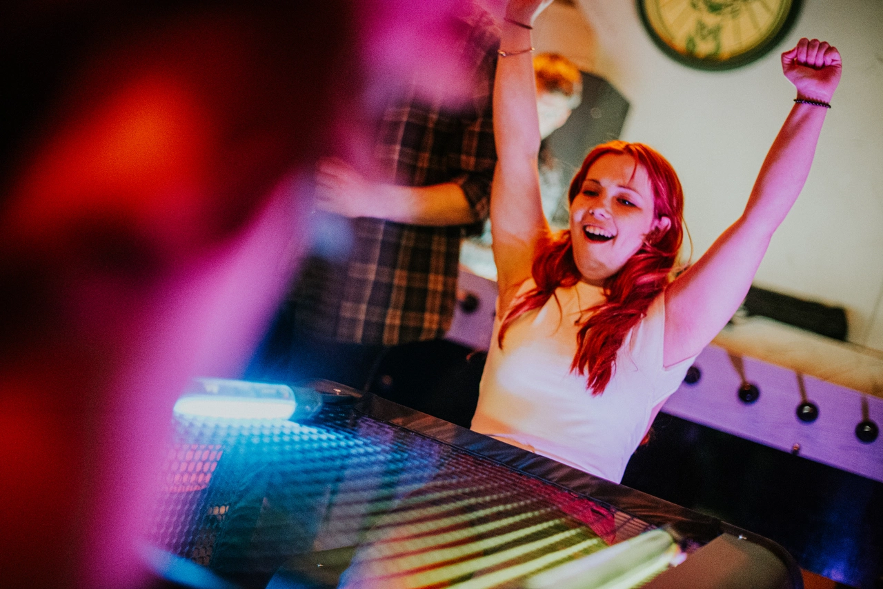 Csapatépítő játékok bérlése céges rendezvényre – subsoccer, csocsó, cornhole, VR és pong