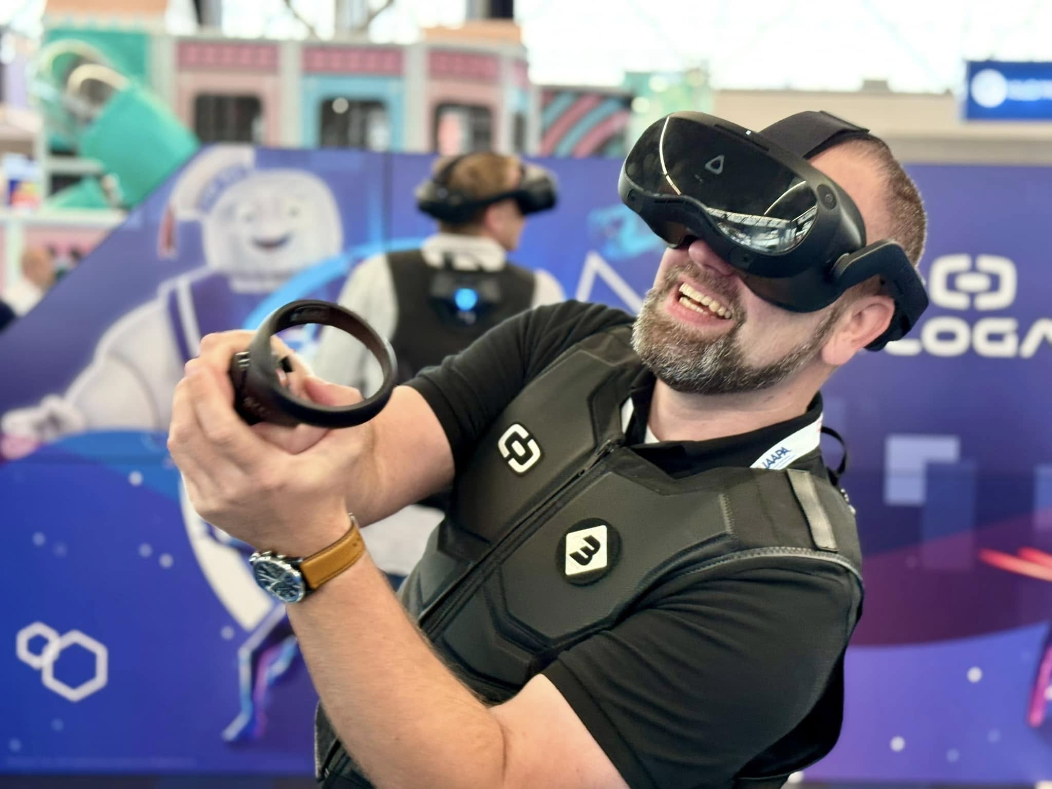 VR élmény csapatépítő programon - ügyfelünk VR szemüvegben