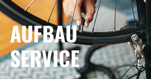 Werbung: Eine Person arbeitet am Ventil eines Fahrradreifens. Text-Overlay im Vordergrund: Aufbau Service.