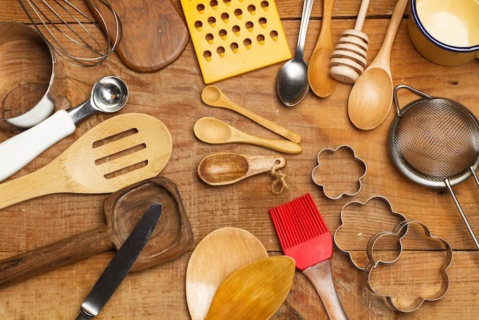 Backutensilien auf einem Holztisch