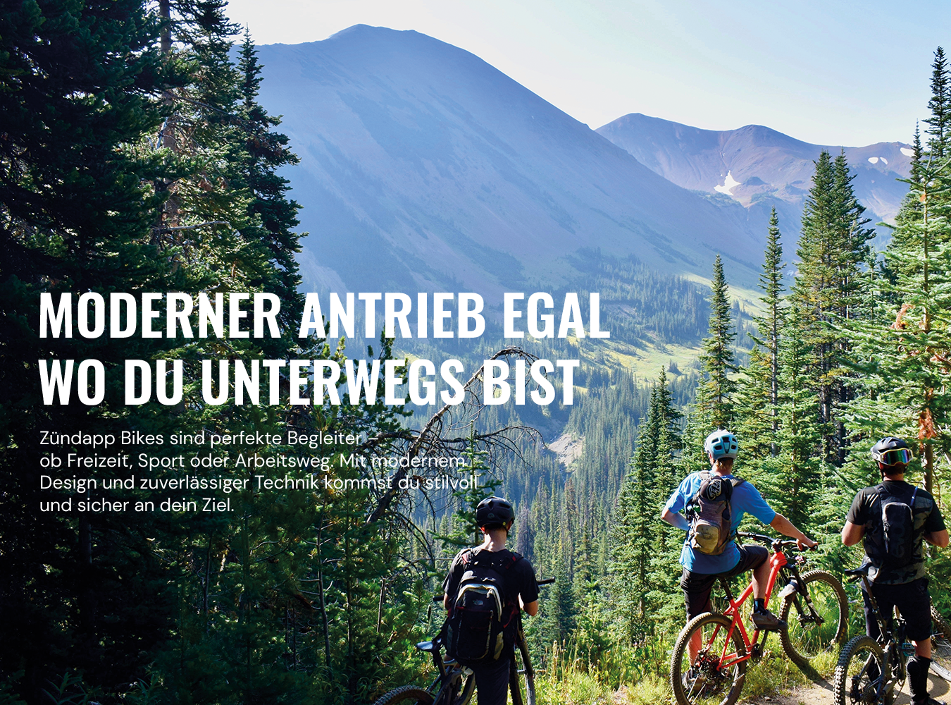 Werbung: Moderner Antrieb egal wo du unterwegs bist. Zündapp Bikes sind perfekte Begleiter. Im Bild: Drei Mountainbiker machen in einer Berglandschaft eine Pause.