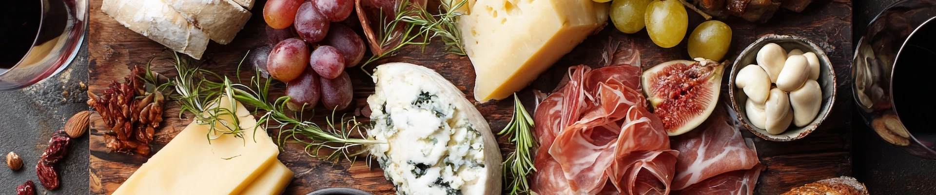 Schmuckbild: Charcuterie Board mit verschiedenem Käse, Wurst und anderen Snacks.