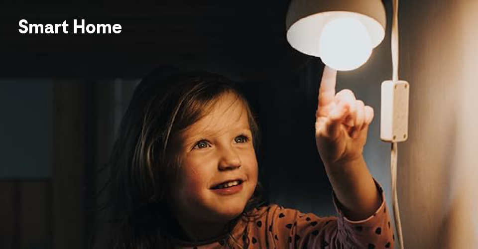 Werbung: Ein Kind tippt auf eine Lampe, Smart Home