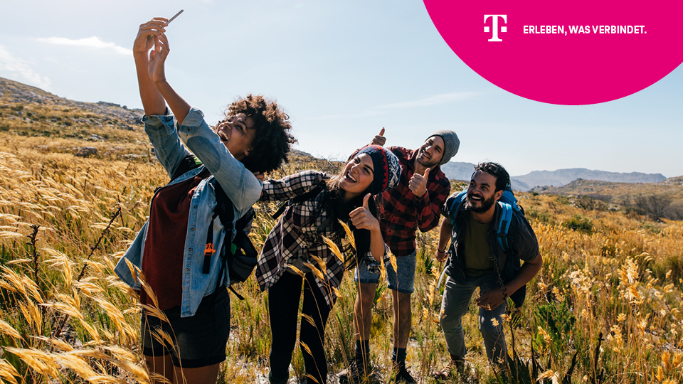 Beispielbild: Wandergruppe macht Selfie mit Smartphone