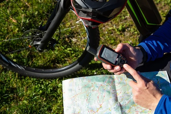 Schmuckbild: Radfahrer mit GPS-Gerät und Karte
