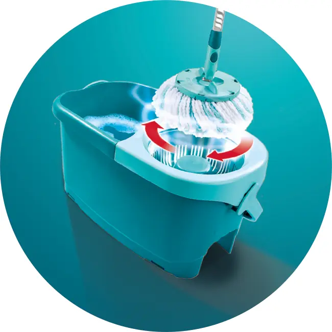 Werbung: Das Leifheit Clean Twist Set in Aktion; rotierende Wischerplatte im Eimer auf türkisem Hintergrund.