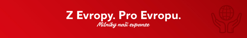 Červený banner s nadpisem „Z Evropy – pro Evropu“ a podtitulem „Milníky naší expanze“, vpravo vedle něj ikona dvou rukou, které drží globus.