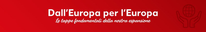 Banner rosso con il titolo “Dall'Europa – per l'Europa” e il sottotitolo “Le tappe fondamentali della nostra espansione”; a destra, accanto al titolo, l'icona di due mani che reggono un globo terrestre.