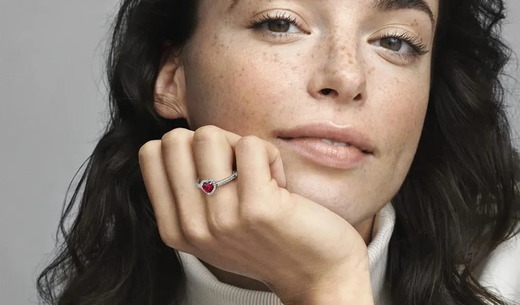 Frau mit Pandora Herzring