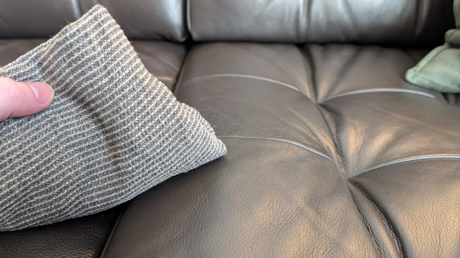 schwarzes Ledersofa