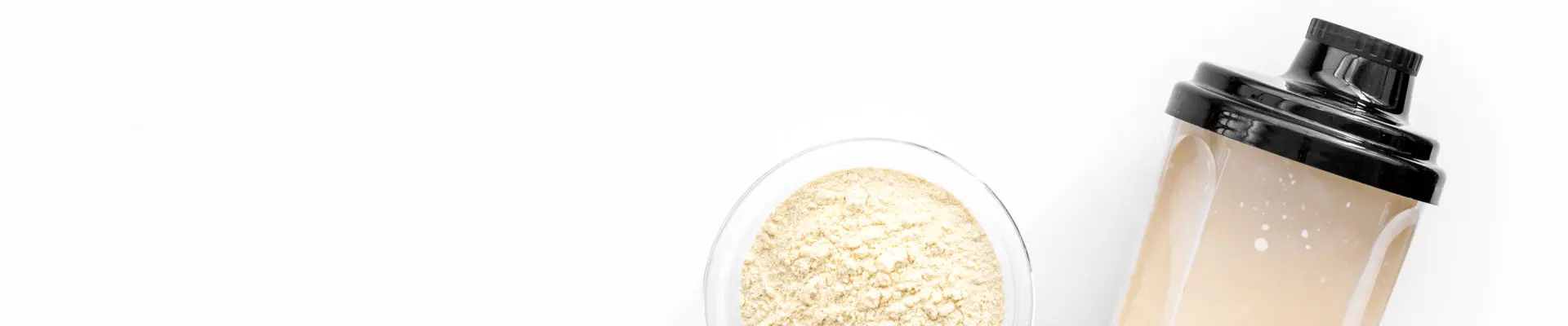 Schale mit Proteinpulver und Protein-Shaker