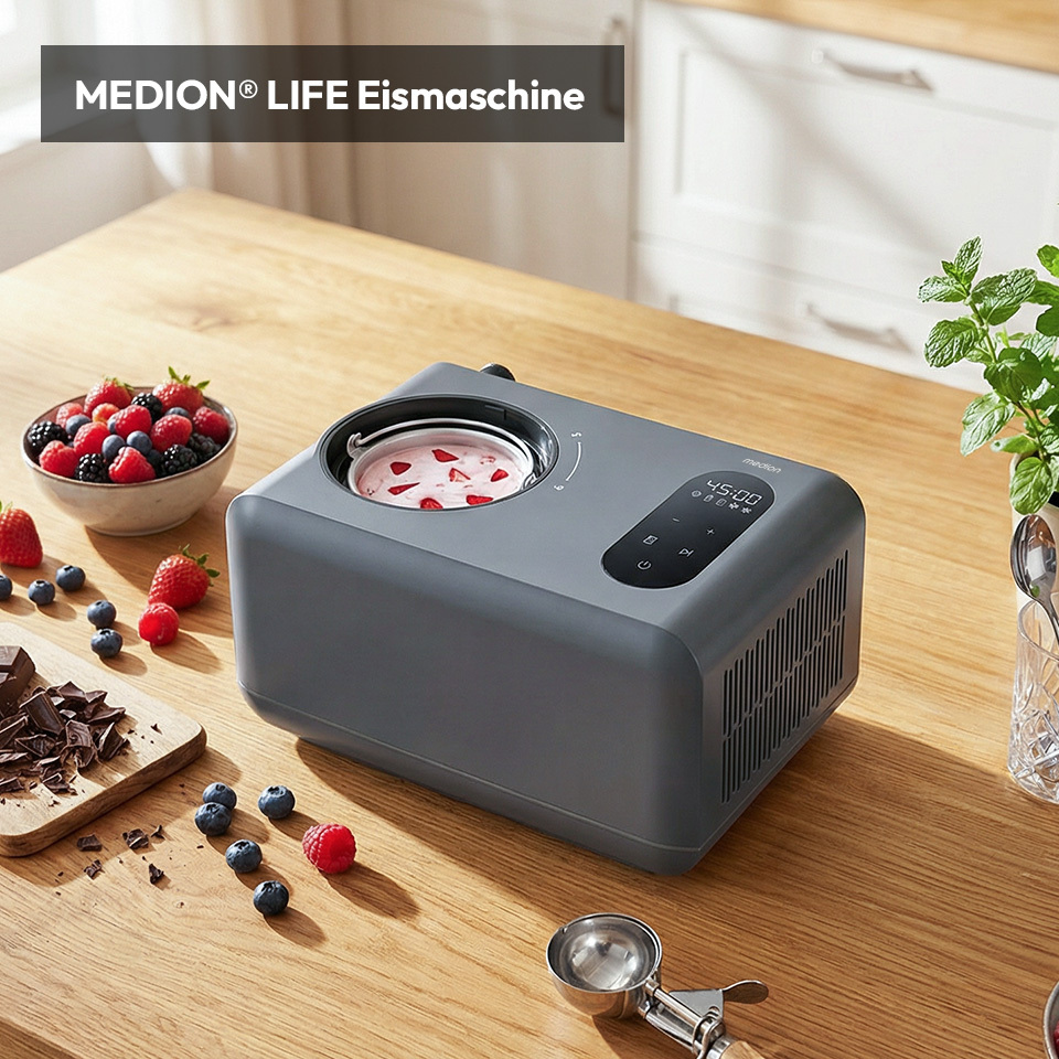 Eine graue Medion Eismaschine steht in einer Küche.
